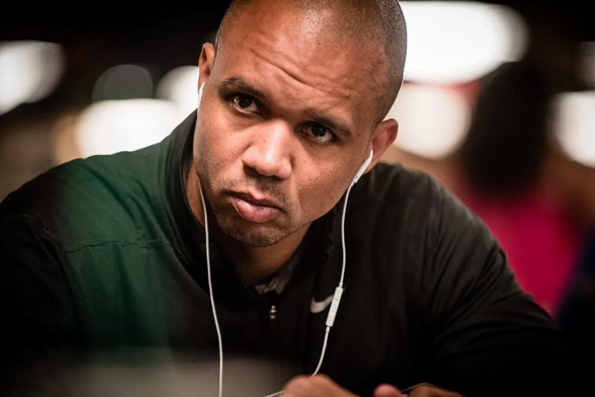 Phil Ivey mit Kopfhörern am Pokertisch